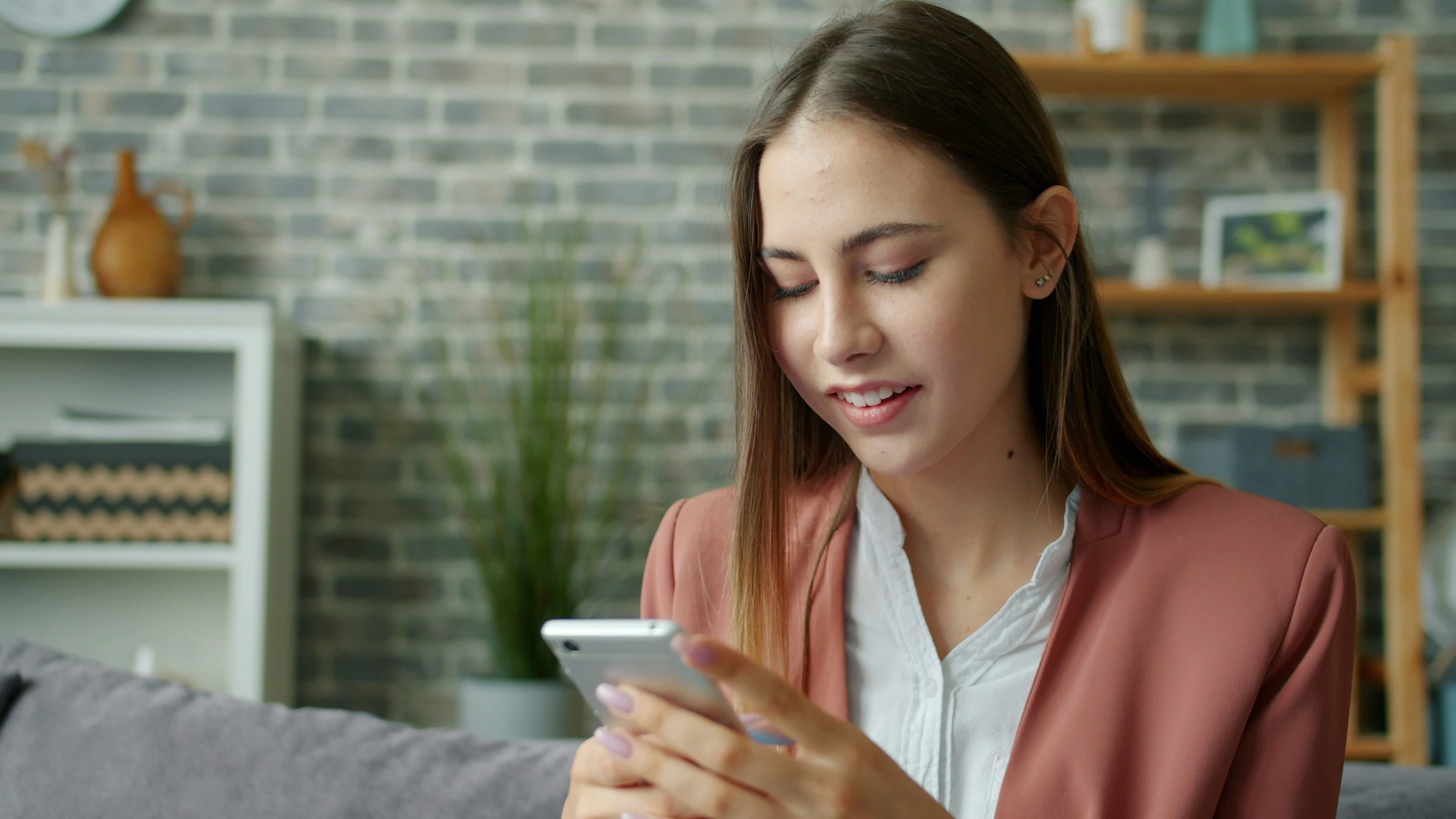 Eine junge Frau tippt auf ihrem Telefon