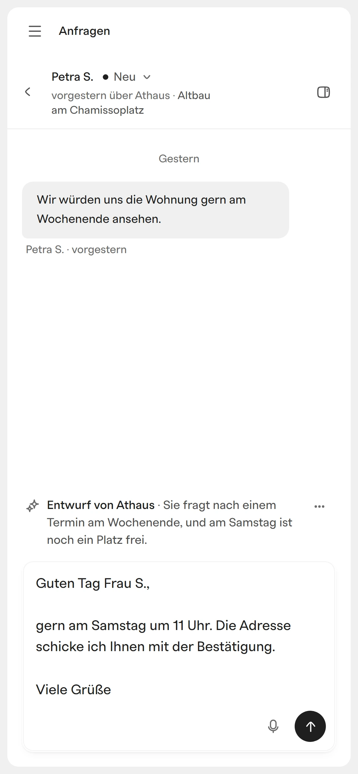 Athaus auf dem Telefon: die Nachricht von Petra S. und darunter der Entwurf von Athaus mit einem Termin am Samstag, bereit zum Senden.